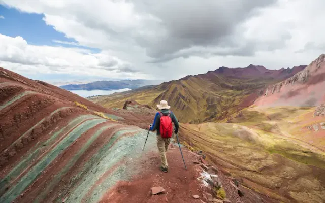 Formaciones montañosas de colores en los Andes de Cusco
