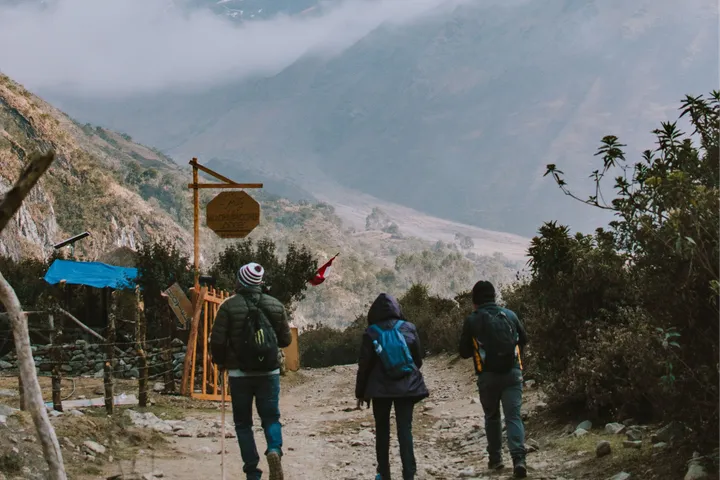 Caminantes durante una excursión en los Andes