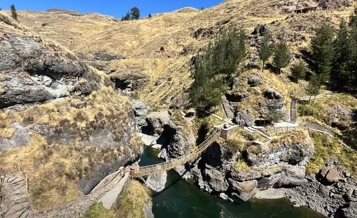 Vista del puente Q’eswachaka sobre el cañón