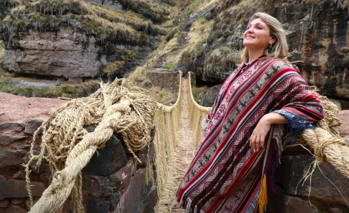 Visitante junto al puente inca Q’eswachaka
