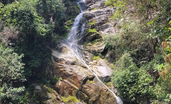 Cascada en la Ruta Amazónica