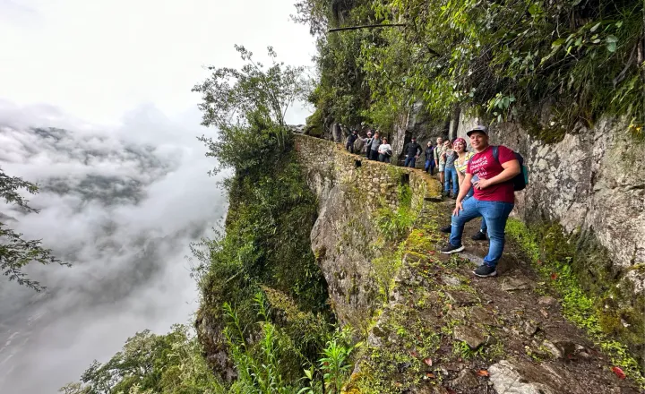 Caminantes en el sendero hacia Machu Picchu Pueblo