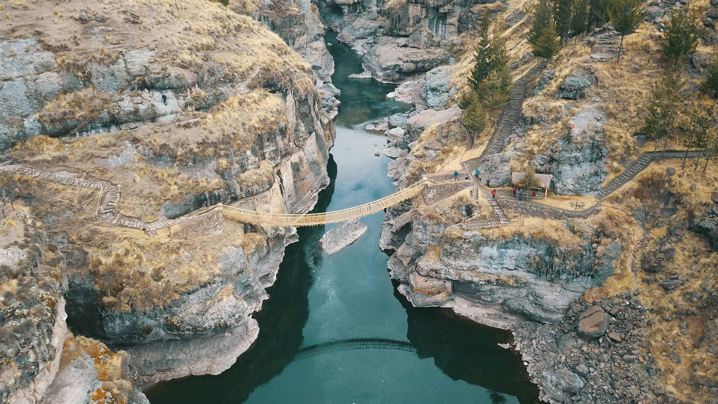 Puente inca Q’eswachaka sobre el río Apurímac