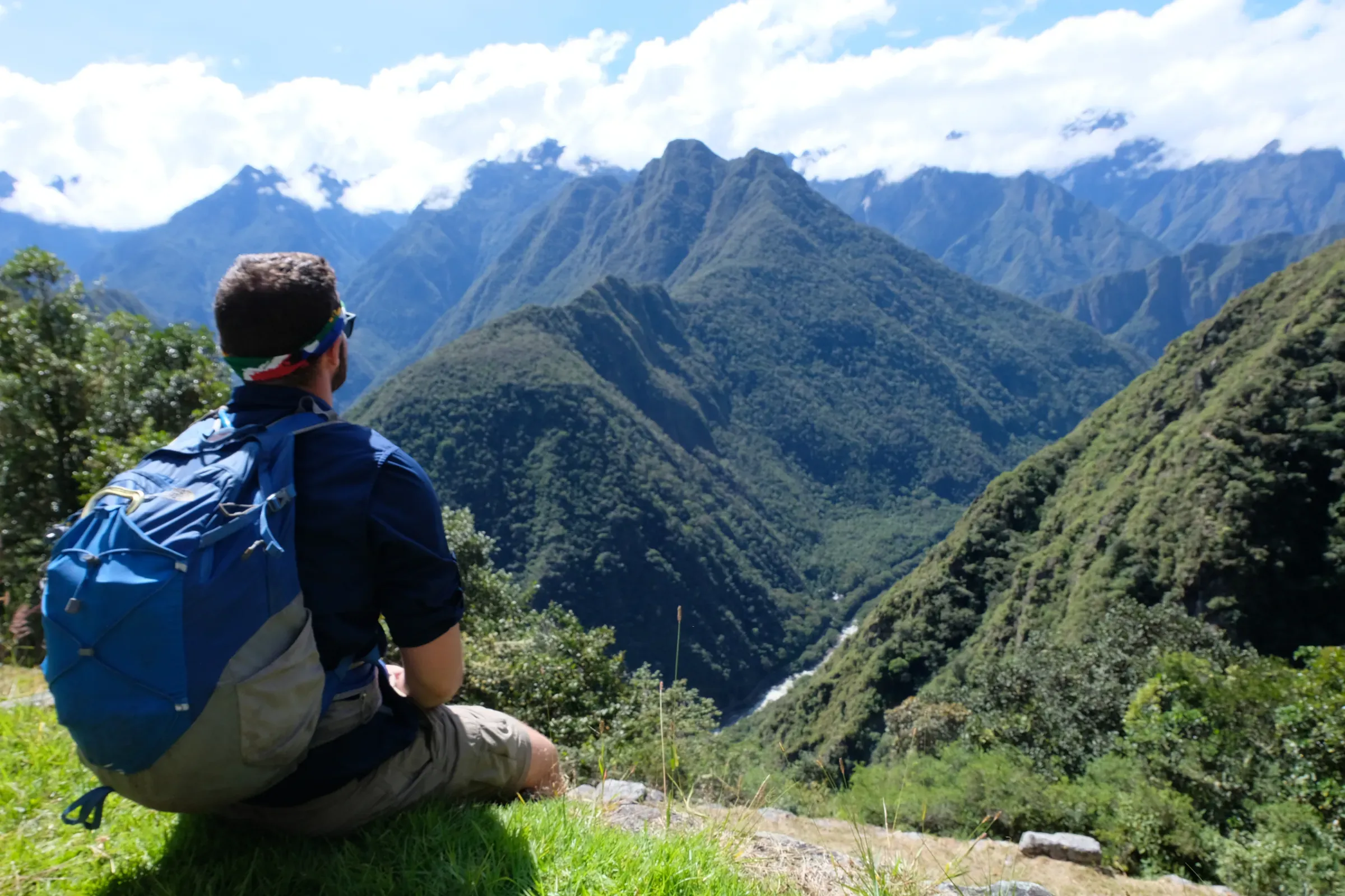 Senderista contemplando el paisaje del Camino Inca Corto