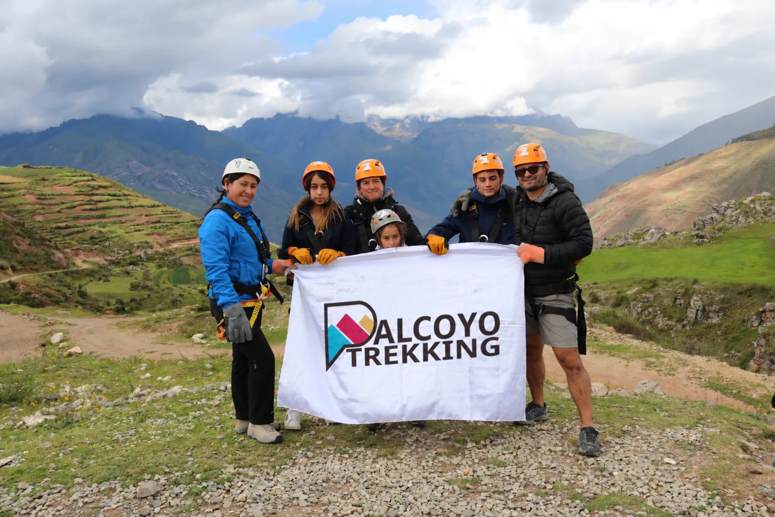 Equipo y viajeros de Palcoyo Trekking en los Andes
