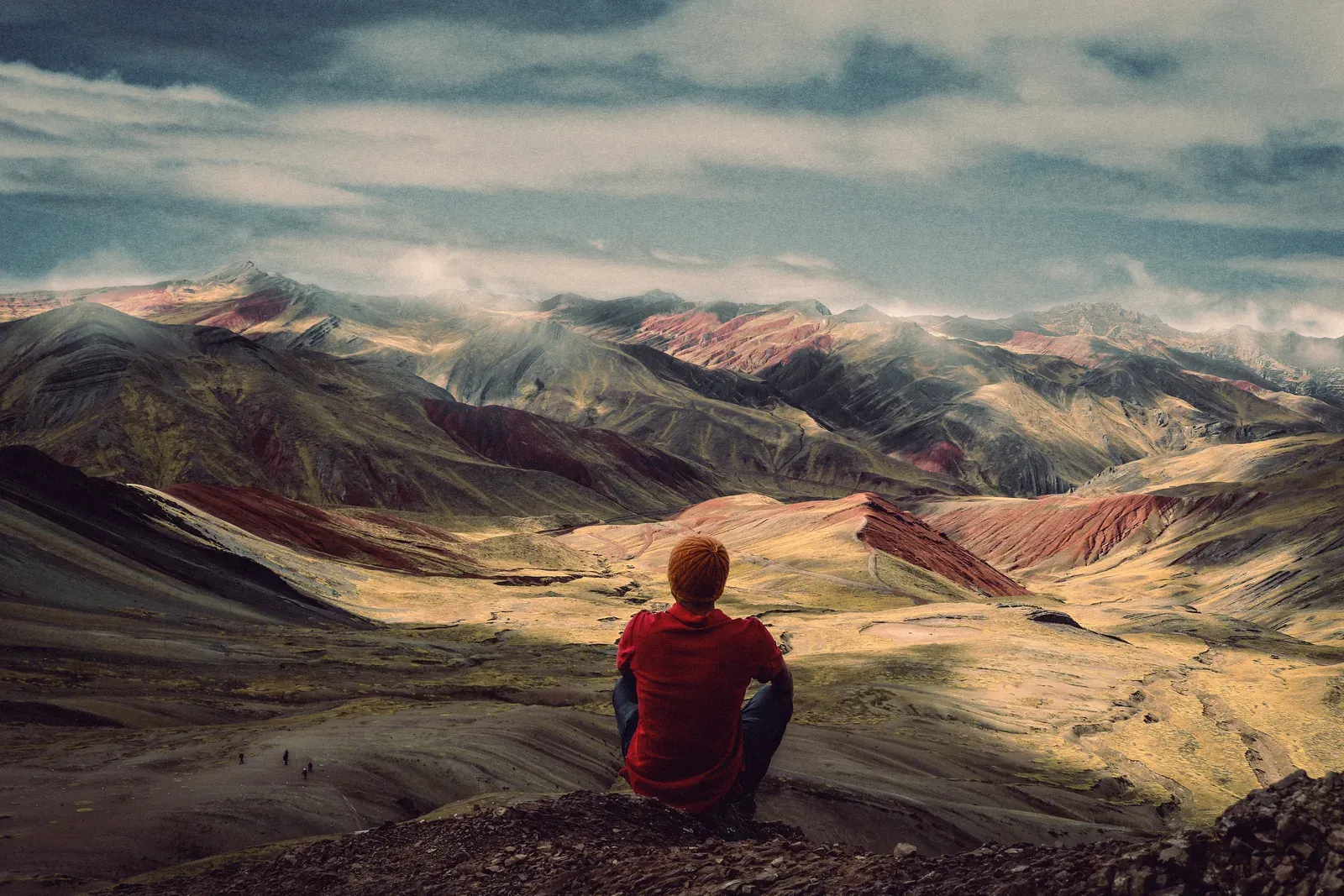 Viajero contemplando las montañas de colores de Palcoyo