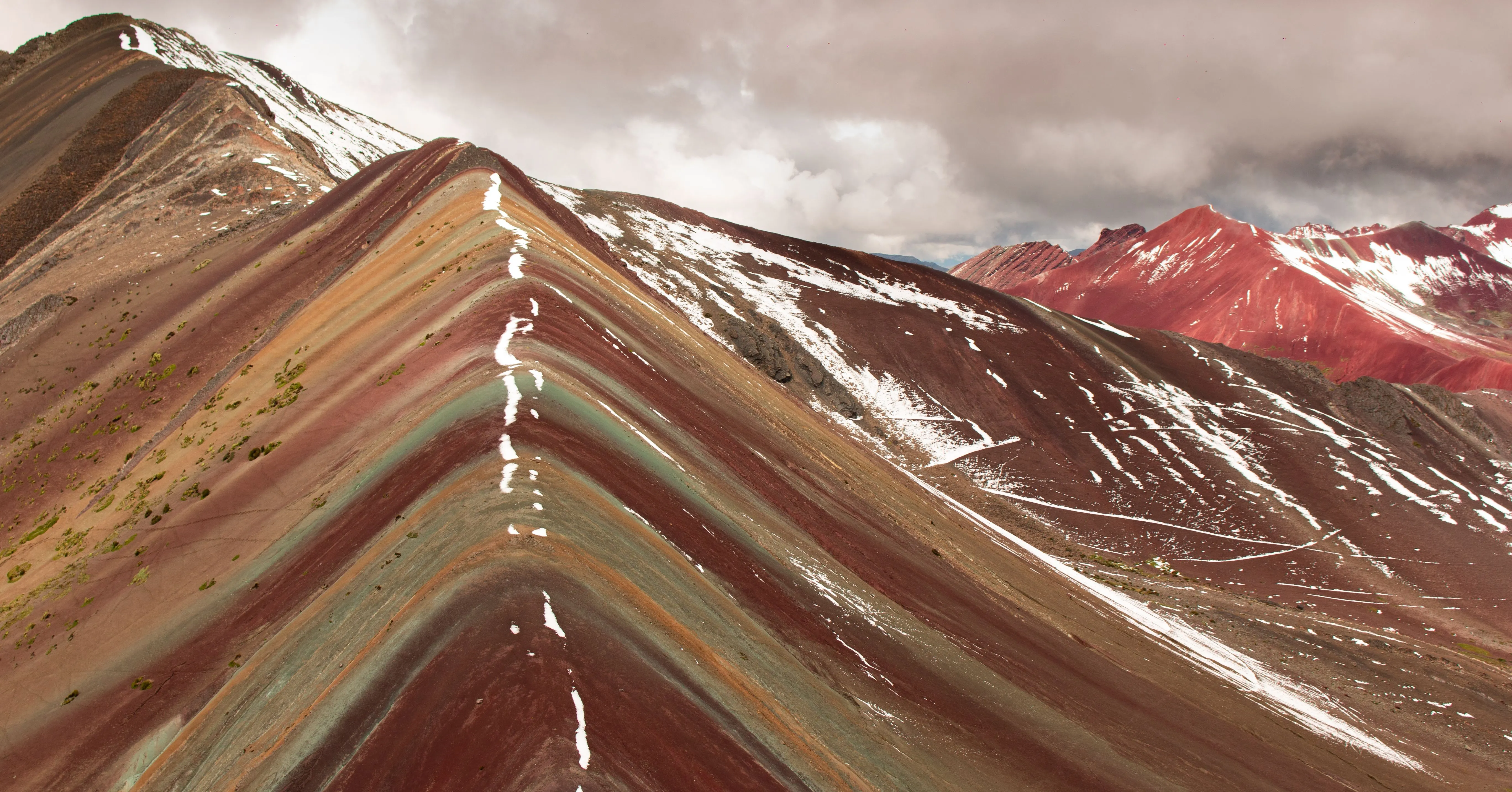 Montaña Arcoíris Vinicunca cubierta parcialmente de nieve